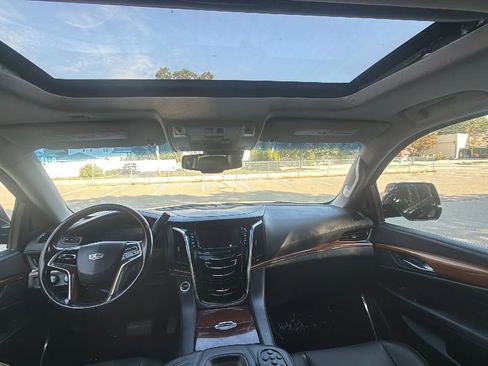 Used 2015 Cadillac Escalade Luxury image 19
