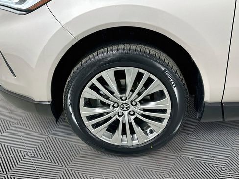 Used 2023 Toyota Venza XLE AWD/4WD image 15