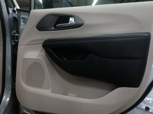 Used 2024 Chrysler Pacifica Touring-L image 63