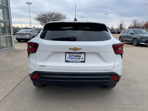 Used 2024 Chevrolet Trax LS w/ Driver Confidence Package FWD image 6