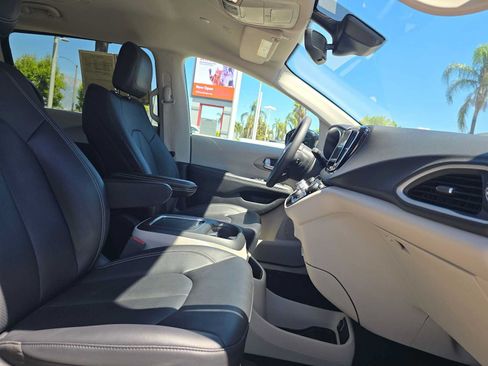 Used 2024 Chrysler Pacifica Touring-L FWD image 10