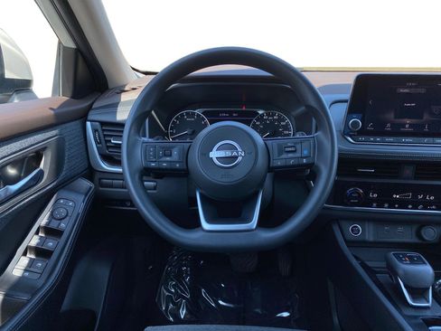 Used 2023 Nissan Rogue SV image 12