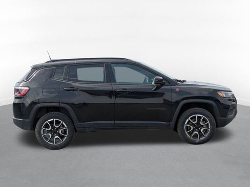 Used 2024 Jeep Compass Trailhawk AWD/4WD image 2