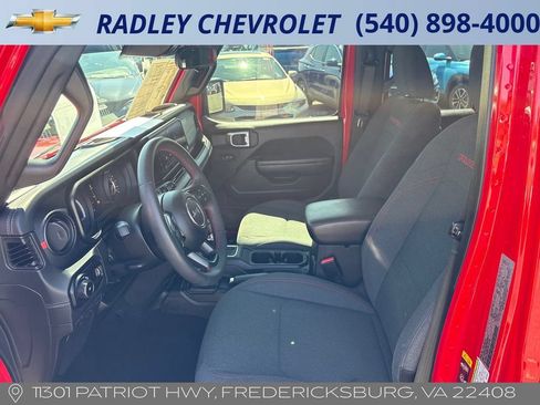 Used 2024 Jeep Wrangler Unlimited Rubicon AWD/4WD image 3