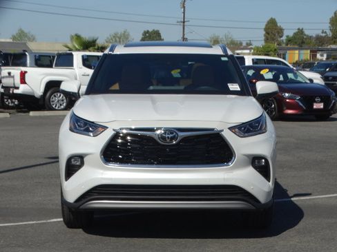 New 2026 Toyota Highlander Platinum image 3