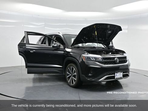 Used 2023 Volkswagen Taos SE w/ Panoramic Sunroof Package image 46