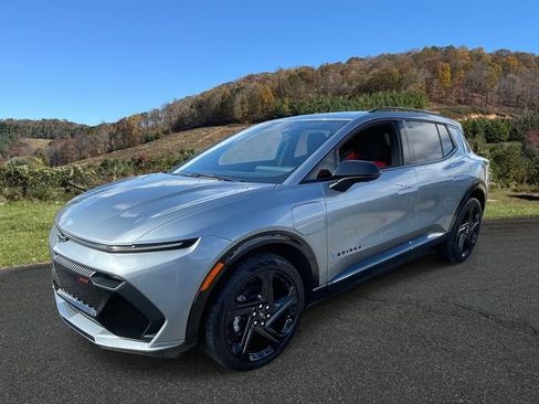 Used 2024 Chevrolet Equinox EV RS image 3