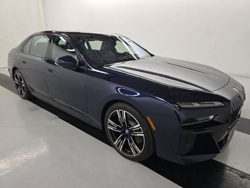 Used 2023 BMW i7 xDrive60 w/ Executive Package 2 AWD/4WD image 3