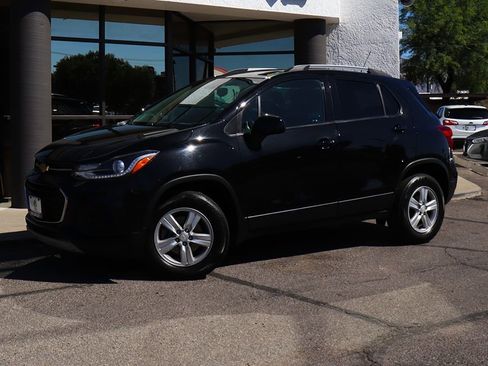 Used 2022 Chevrolet Trax LT w/ LT Convenience Package AWD/4WD image 3
