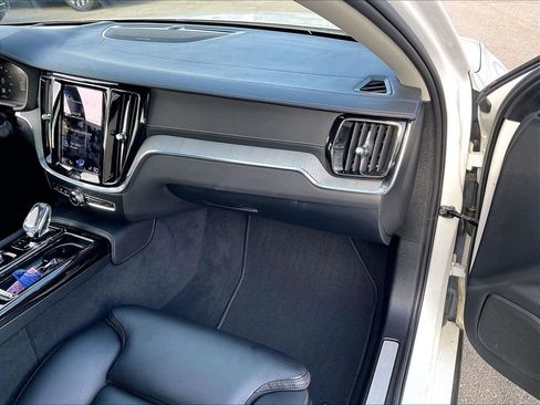 Used 2022 Volvo S60 T8 Inscription w/ Advanced Package image 12