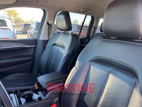 Used 2023 Jeep Grand Cherokee Limited w/ Black Appearance Package image 32