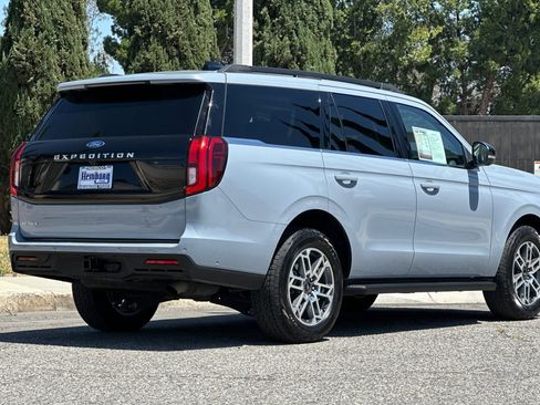 Used 2025 Ford Expedition Active AWD/4WD image 4