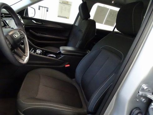 Certified 2023 Jeep Grand Cherokee Laredo X image 2