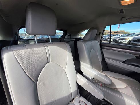 Used 2023 Toyota Highlander Limited image 9