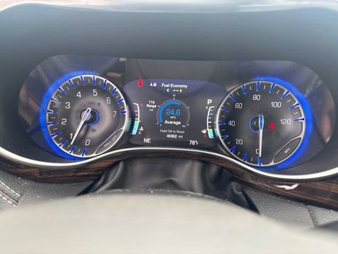 Used 2024 Chrysler Pacifica Limited FWD image 11