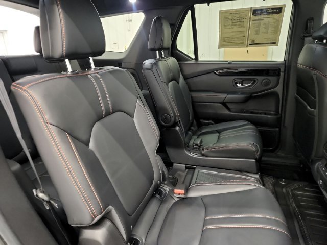 Used 2025 Honda Pilot TrailSport image 23
