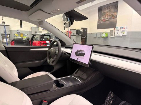 Used 2023 Tesla Model Y Long Range AWD/4WD image 26