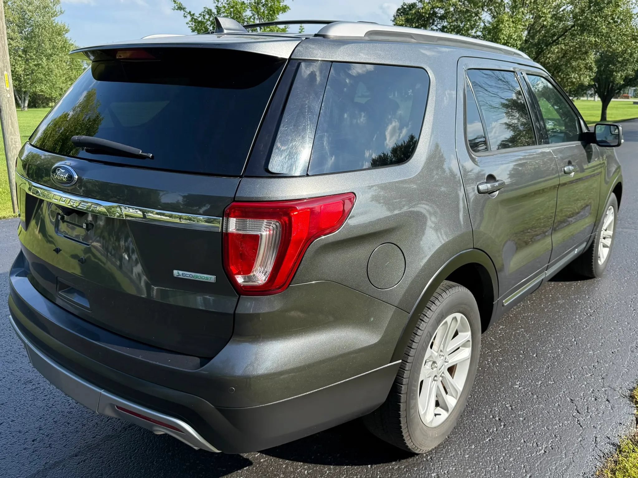 Used 2017 Ford Explorer XLT w/ Equipment Group 201A FWD image 5