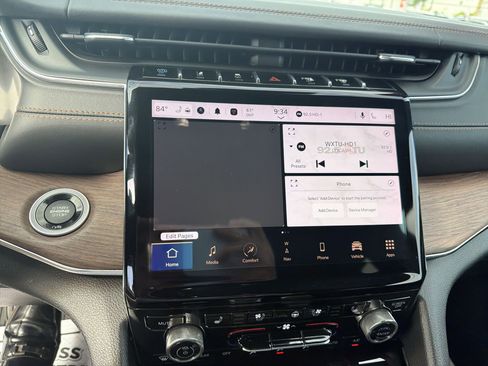 Used 2022 Jeep Grand Cherokee Summit w/ Luxury Tech Group V AWD/4WD image 17