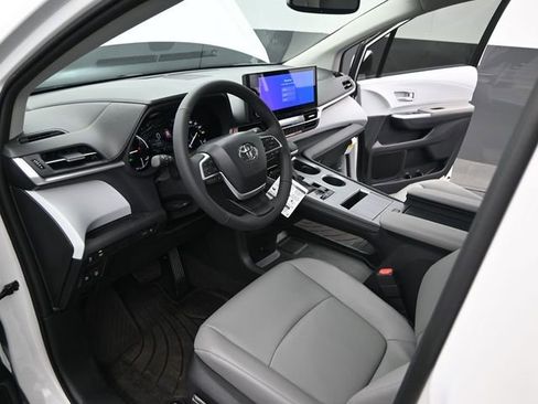 Used 2026 Toyota Sienna XLE FWD image 4