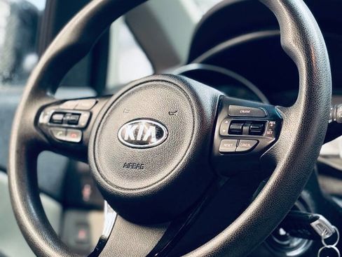 Used 2015 Kia Sedona L image 16