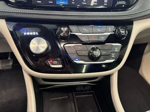 Used 2024 Chrysler Pacifica Limited FWD image 18