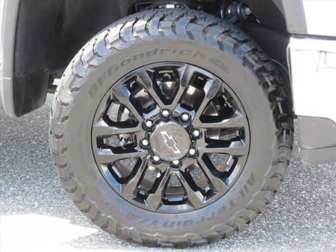 Used 2025 Chevrolet Silverado 2500 LTZ w/ LTZ Convenience Package image 8