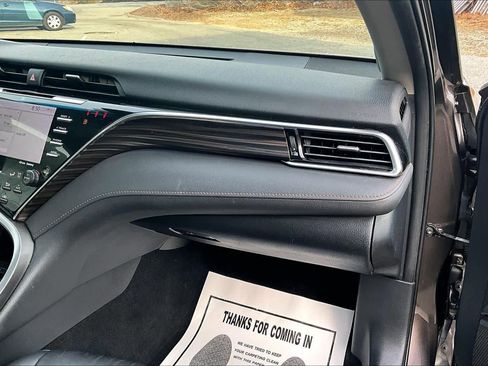Used 2018 Toyota Camry XLE image 18