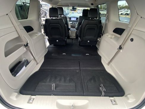 Used 2023 Chrysler Pacifica Touring-L image 26