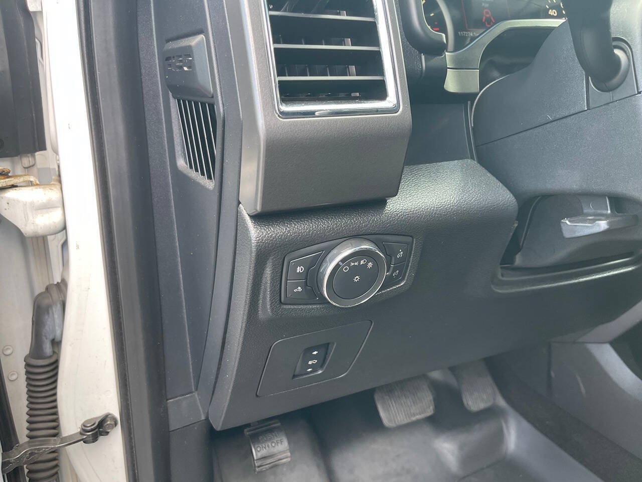 Used 2016 Ford F150 XLT w/ Equipment Group 302A Luxury AWD/4WD image 21
