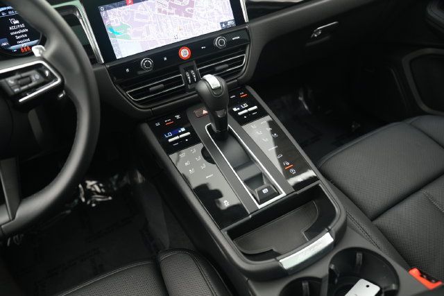 Certified 2026 Porsche Macan AWD/4WD image 38