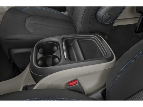 Used 2022 Chrysler Pacifica Touring-L w/ Uconnect Theater Family Group FWD image 9