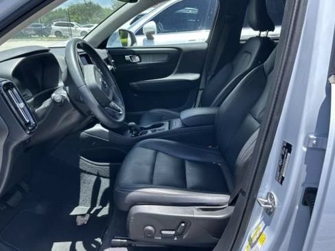 Used 2024 Volvo XC40 B5 Core AWD/4WD image 3