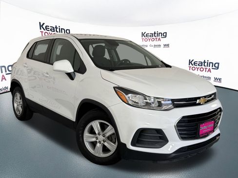 Used 2022 Chevrolet Trax LS w/ Tint and Cruise Package image 3