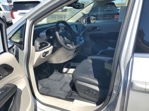 Used 2024 Chrysler Pacifica Touring-L FWD image 12