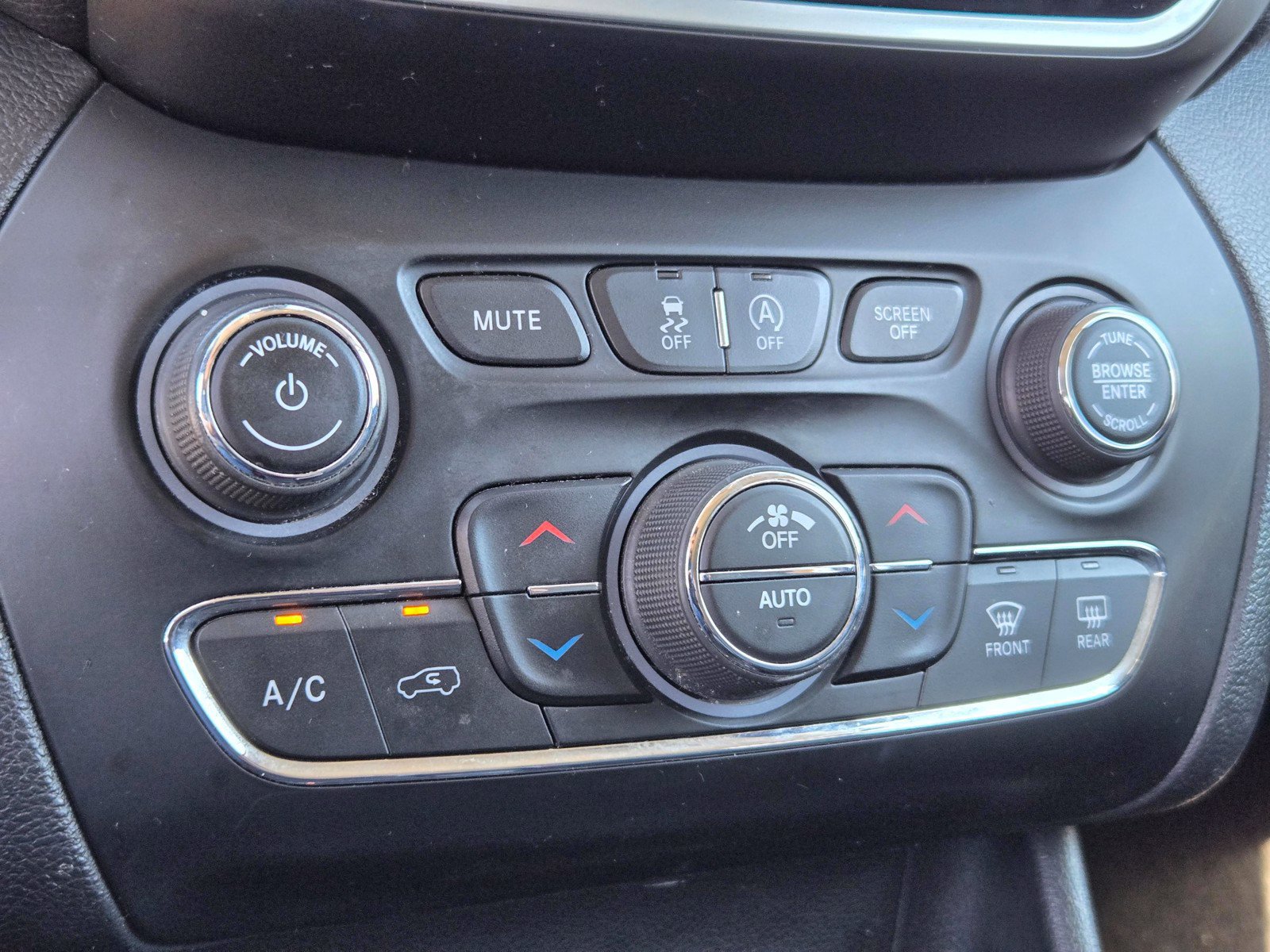 Used 2019 Jeep Cherokee Limited w/ Luxury Group AWD/4WD image 18