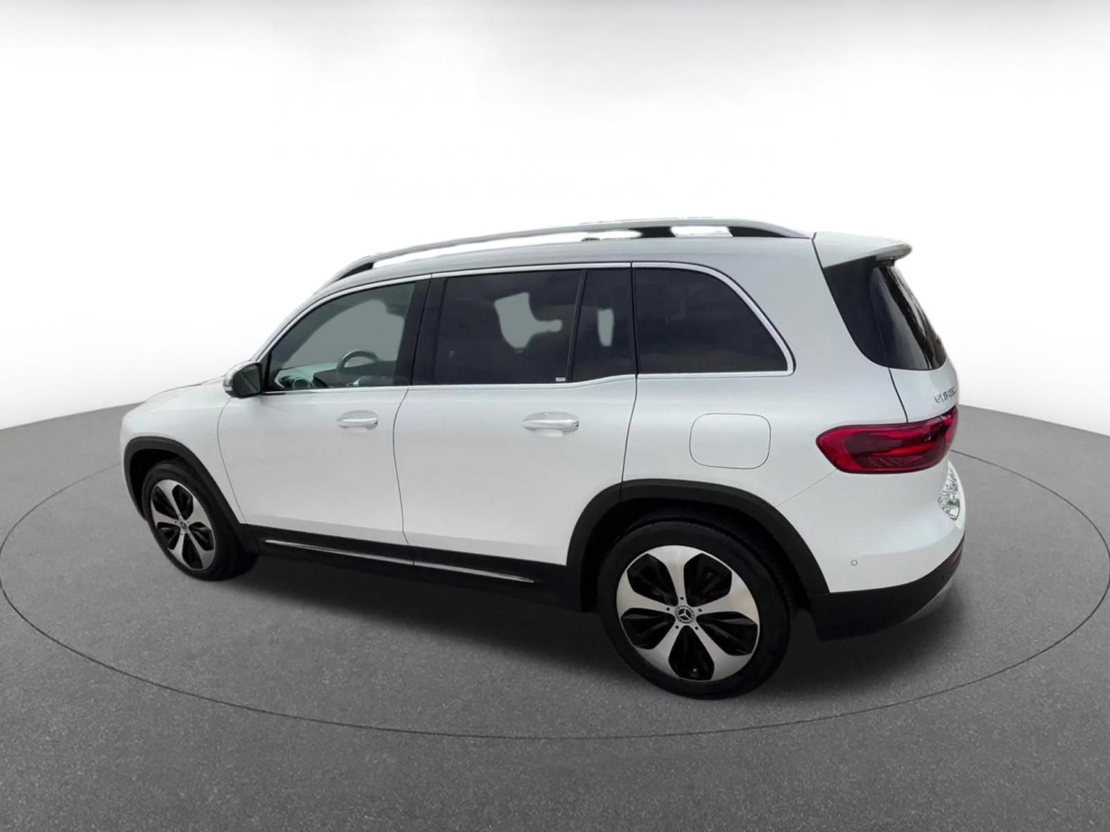 Used 2025 Mercedes-Benz GLB 250 4MATIC image 9