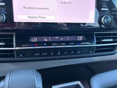 Used 2024 Toyota Sienna XLE FWD image 26