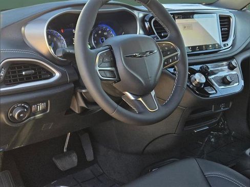 New 2026 Chrysler Pacifica Select image 15