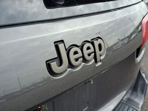 Used 2017 Jeep Grand Cherokee Laredo image 10