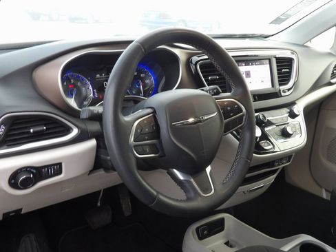 Used 2023 Chrysler Voyager LX image 10