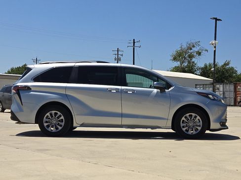 Used 2025 Toyota Sienna XLE FWD image 6