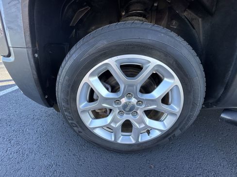 Used 2017 Jeep Renegade Latitude w/ Popular Equipment Group image 10