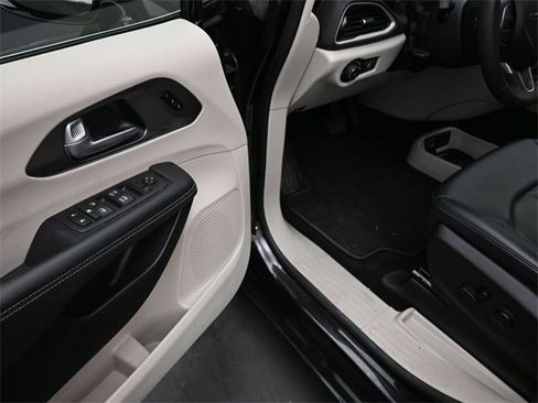 Used 2024 Chrysler Pacifica Touring-L image 14