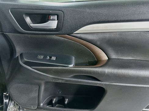 Used 2019 Toyota Highlander XLE FWD image 31