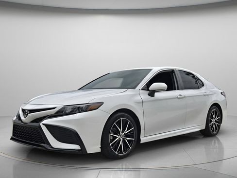 Used 2024 Toyota Camry SE w/ Convenience Package FWD image 9
