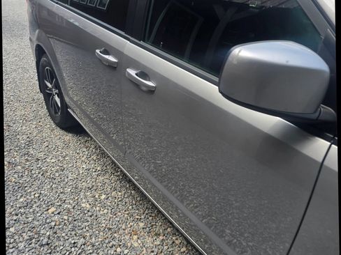 Used 2019 Dodge Grand Caravan SE FWD image 4