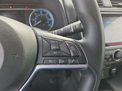 Used 2025 Nissan Leaf S image 18