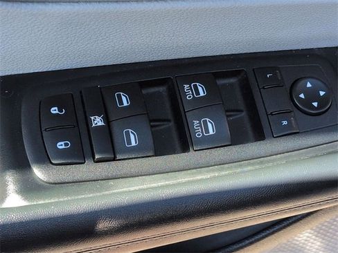 Used 2023 Chrysler Pacifica Touring-L image 15