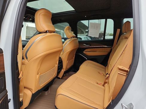 Used 2024 Jeep Grand Cherokee Summit image 7